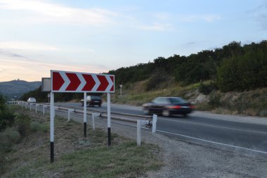 Arabalar karayolu üzerinde. Yol işaretleri