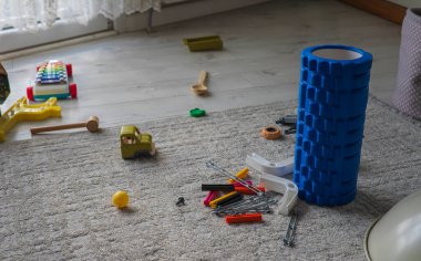 Oyuncaklar yere çizilmiş..