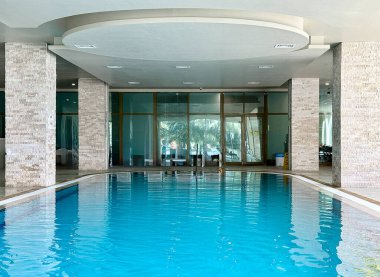 Otelde kapalı yüzme havuzu. tatil kavramı