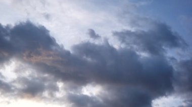 Ağır bulutlar gökyüzünde hızla float. Trajik gökyüzü. Zaman atlamalı. Yüksek hızlı kamera vurdu.