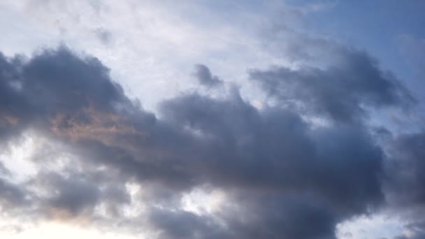 Nubes pesadas flotan a través del cielo rápidamente. Cielo trágico. El lapso de tiempo. Cámara de alta velocidad de disparo . — Vídeos de Stock