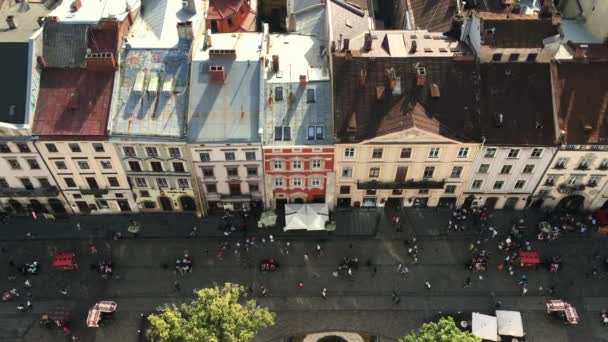 Πάνω προς τα κάτω άποψη των ανθρώπων σε Lvov πόλη με τα πόδια το υπόλοιπο των διακοπών ημέρα Σαββατοκύριακο — Αρχείο Βίντεο