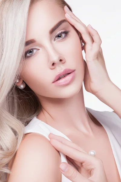 Mujer en vestido blanco con pendientes —  Fotos de Stock