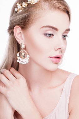 Küpeli pembe elbiseli kadın