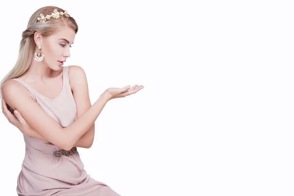 Mujer en vestido rosa con pendientes —  Fotos de Stock