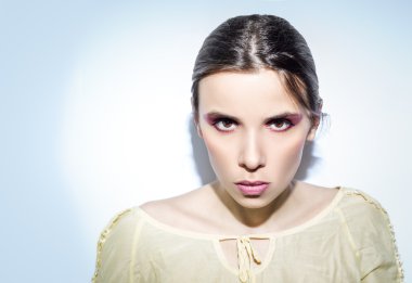 Parlak mor kaptırdın ile kızgın kadın