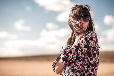 parlak kız alanında