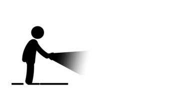 Bir insan karanlıkta el feneriyle ihtiyatlı bir şekilde yürür. Merakı, keşfi ve belirsiz yerlerdeki gerçeği sembolize eder.