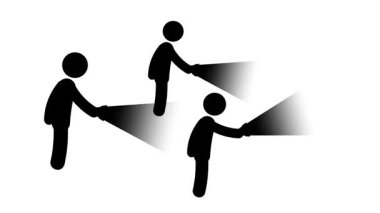 İki kişi el fenerleriyle birlikte arama yapıyor, ortak keşifte takım çalışması, güven ve arkadaşlığı temsil ediyorlar.