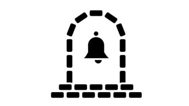 Noktalı kemer içindeki bir çan, sınırlardan geçerek erişimi, iletişimi ve dijital bilgi kanallarını birleştirmeyi sembolize eden uyarıları temsil eder.