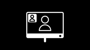 Monitör ekranında bir grup beyaz çubuk figürü, yukarıda bir ampul ile sanal bir konferans, çevrimiçi grup tartışması veya fikir üretmeye odaklanmış uzak takım toplantısı göstermektedir..