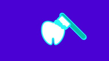 Beyaz bir diş fırçası koyu mor bir arka planda mavi bir diş fırçası ile temizleniyor. Oral hijyen ve diş temizliğinin nasıl yapıldığını göstermek için.