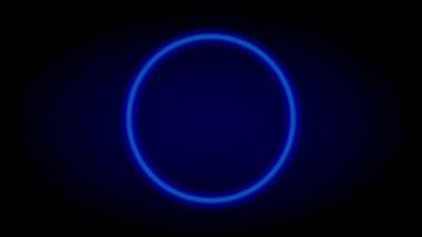 Parlak mavi neon bir daire, koyu siyah bir zemin üzerinde parlak bir şekilde parlar. Karanlıkta minimalist ve fütürist bir ışık halkası yaratır.