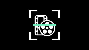 Üzerinde film şeridi olan bir beyaz film makarası, film görüntülerini ya da yazılım uygulaması tarafından yönetilen yaratıcı bir video projesini temsil etmek için tarama parantezleri tarafından çerçevelenir.