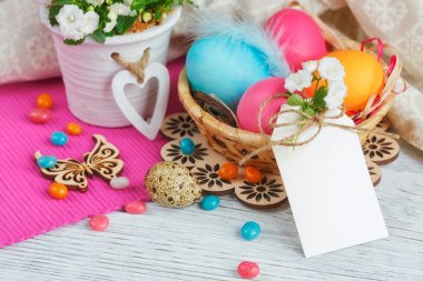 Paskalya yumurtası ve çiçekleri