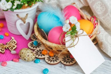 Paskalya yumurtası ve çiçekleri