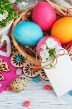 Paskalya yumurtası ve çiçekleri