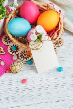 Paskalya yumurtası ve çiçekleri