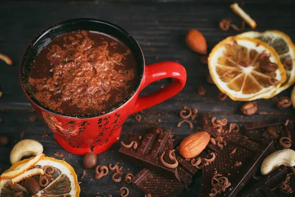 Bir fincan sıcak çikolata.