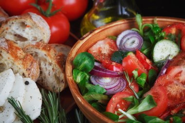 Domates, salatalık ve soğan taze sebze salatası. Hizmet