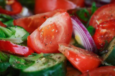 Domates, salatalık ve soğan taze sebze salatası. Hizmet