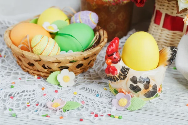 De instelling van de tabel voor Pasen - Pasen cakes, koffiekopje en gekleurde — Stockfoto