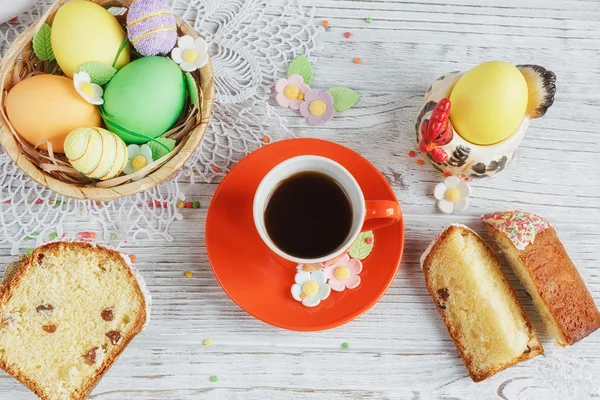 Tabela ustawienia na Wielkanoc - Wielkanoc ciasta, filiżanka kawy i kolorowe — Zdjęcie stockowe