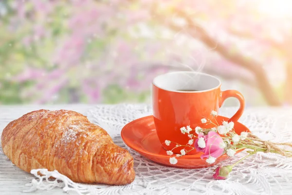 Tasse Kaffee mit Croissant — Stockfoto