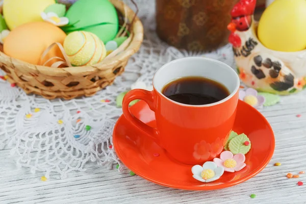 Накрытие стола на Пасху - Пасхальные торты, чашка кофе и цветной — стоковое фото