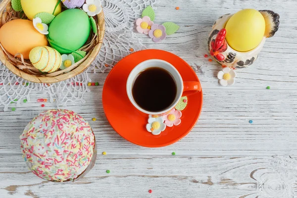 Накрытие стола на Пасху - Пасхальные торты, чашка кофе и цветной — стоковое фото