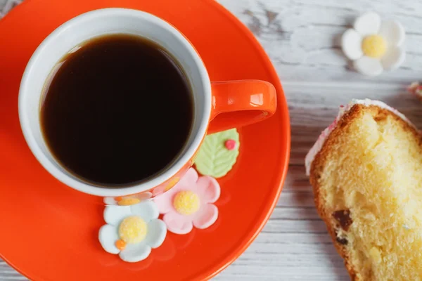 Tischdekoration für Ostern - Osterkuchen, Kaffeetasse und bunte — Stockfoto