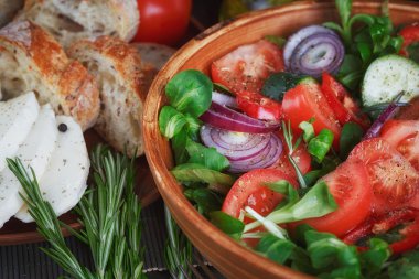 Domates, salatalık ve soğan taze sebze salatası. Hizmet