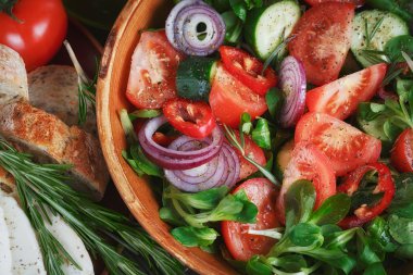 Domates, salatalık ve soğan taze sebze salatası. Hizmet