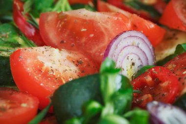 Domates, salatalık ve soğan taze sebze salatası. Hizmet
