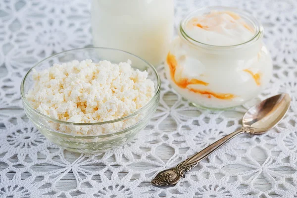 Sağlıklı Kahvaltı: süt, peynir, yoğurt. — Stok fotoğraf
