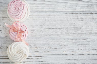 Ev yapımı tatlı pembe ve beyaz hatmi - zephyr bir ışık wo üzerinde