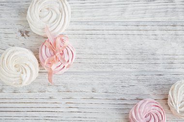 Ev yapımı tatlı pembe ve beyaz hatmi - zephyr bir ışık wo üzerinde