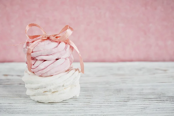 Házi édes rózsaszín és fehér pillecukor - a könnyű jaj zephyr — Stock Fotó