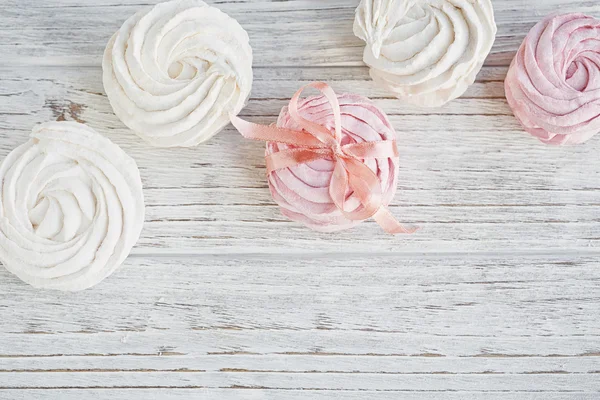 Marshmallow doce rosa e branco caseiro - zephyr em um wo leve — Fotografia de Stock