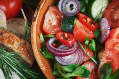 Domates, salatalık ve soğan taze sebze salatası. Hizmet