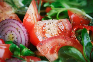 Domates, salatalık ve soğan taze sebze salatası. Hizmet