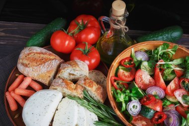 Domates, salatalık ve soğan taze sebze salatası. Hizmet