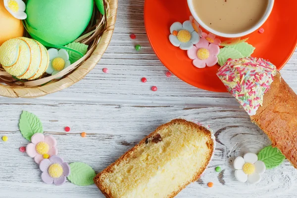 Húsvét - húsvéti kalács, kávéscsésze és színű tábla beállítása — Stock Fotó