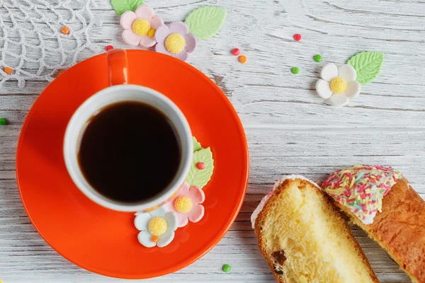 Tischdekoration für Ostern - Osterkuchen, Kaffeetasse und bunte — Stockfoto