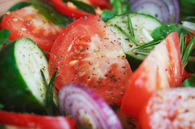 Domates, salatalık ve soğan taze sebze salatası. Hizmet