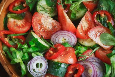 Domates, salatalık ve soğan taze sebze salatası. Hizmet