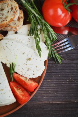 Domates, salatalık ve soğan taze sebze salatası. Hizmet