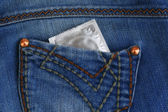 kondom v kapse modré džíny