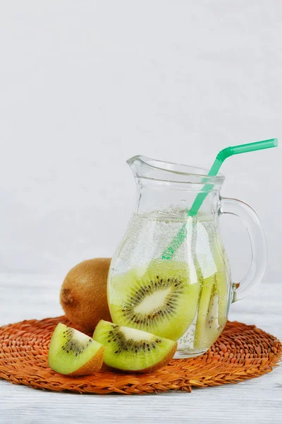 Agua saborizada infundida de fruta desintoxicante saludable . — Foto de Stock