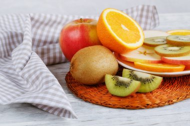 Sağlıklı Detoks Meyve aromalı su infüzyon.